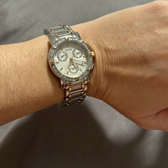 Bulova silver/ gold watch - Picture 4 of 6